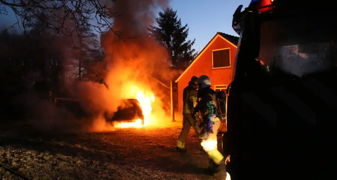 Auto gaat in vlammen op bij woning - Foto 10