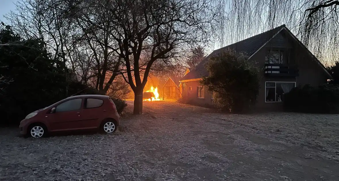 Auto gaat in vlammen op bij woning - Foto 4