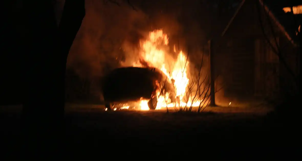Auto gaat in vlammen op bij woning - Foto 6