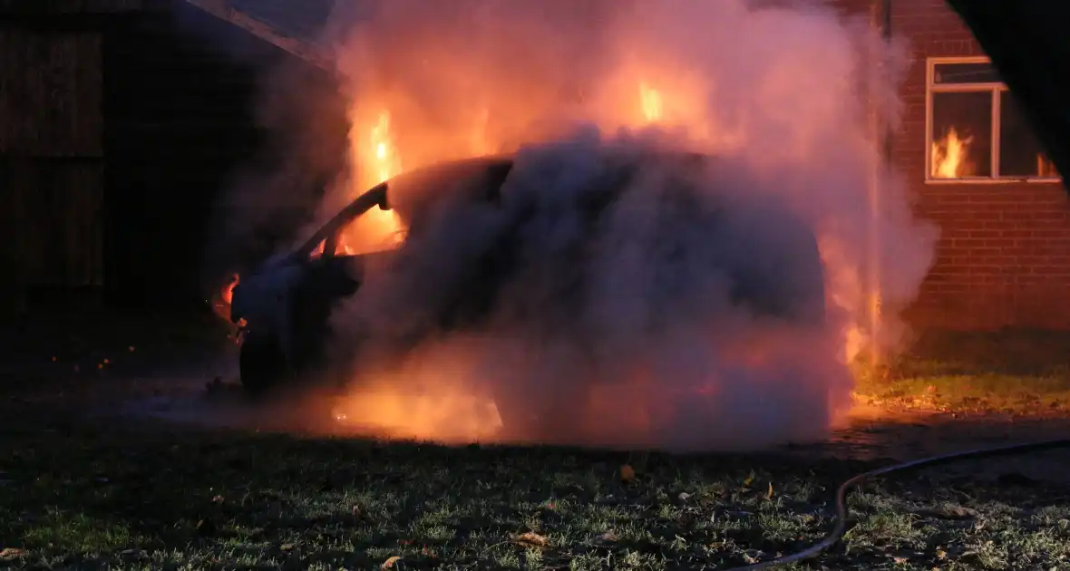 Auto gaat in vlammen op bij woning - Foto 8