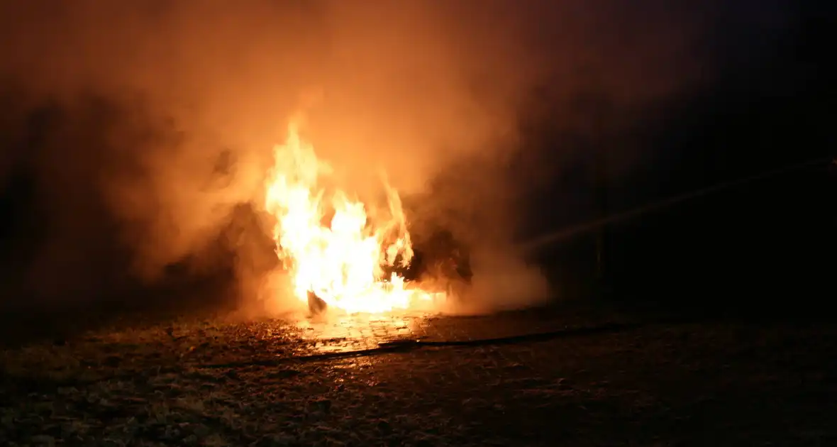 Auto gaat in vlammen op bij woning - Foto 9