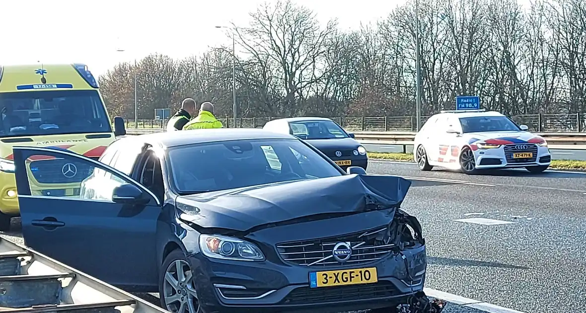 Ongeval tussen twee auto's op snelweg - Foto 1