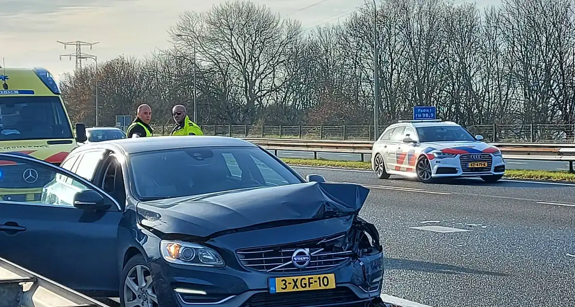 Ongeval tussen twee auto's op snelweg - Foto 2