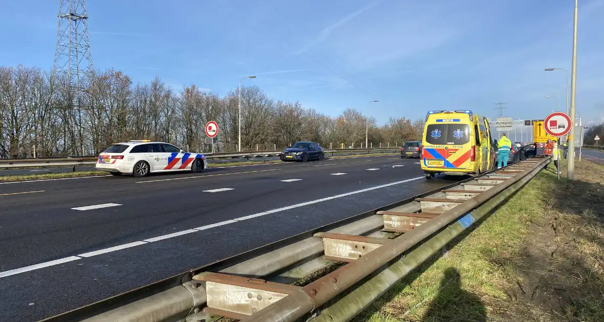 Ongeval tussen twee auto's op snelweg - Foto 3