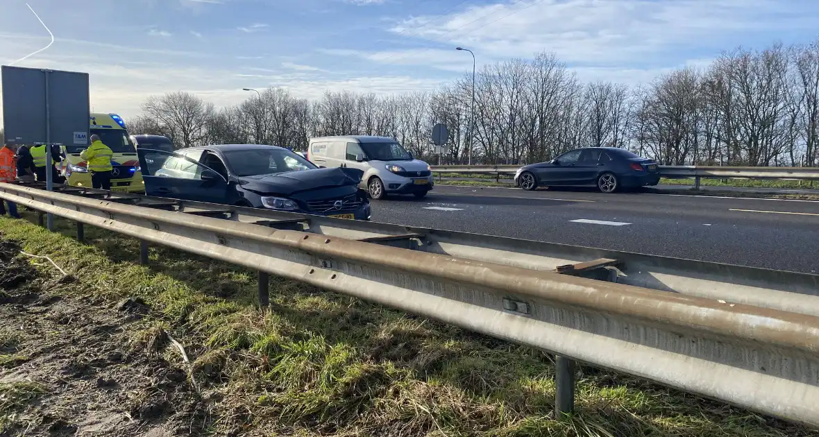 Ongeval tussen twee auto's op snelweg - Foto 4