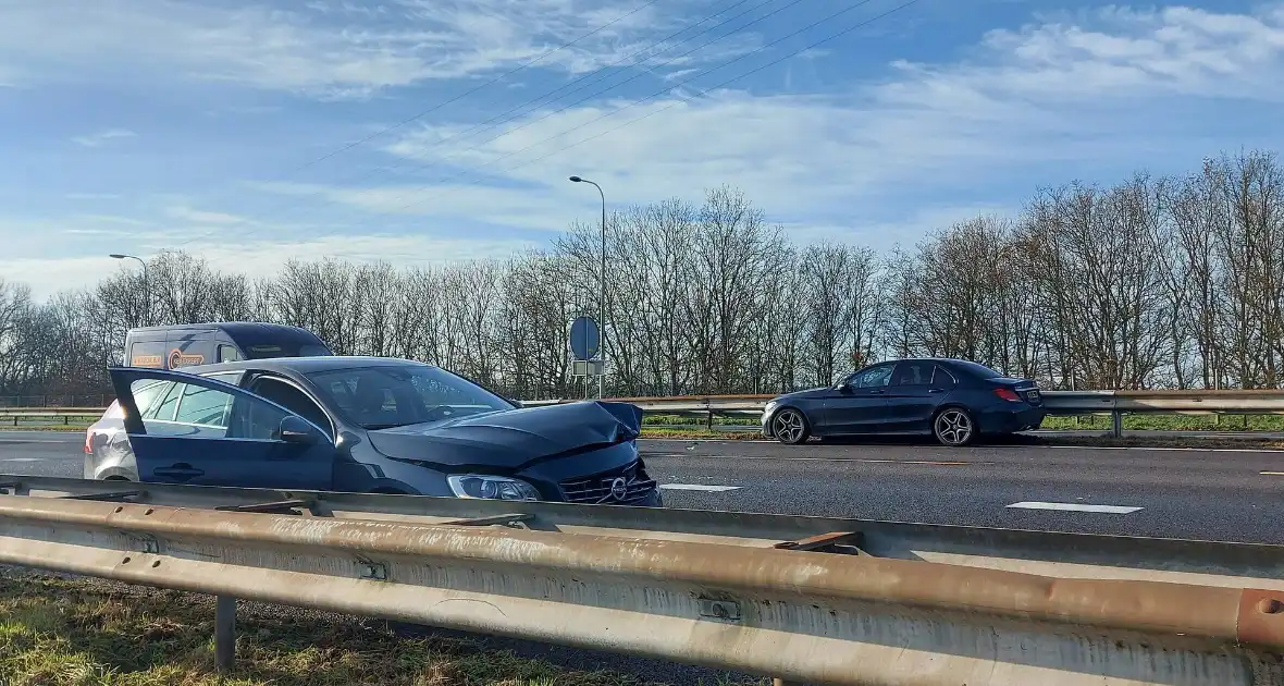 Ongeval tussen twee auto's op snelweg - Foto 5