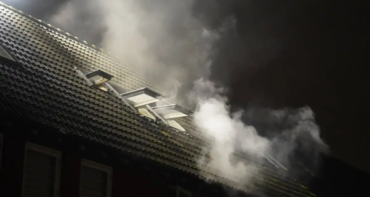 Veel rook na brand op eerste verdieping van woning - Foto 1