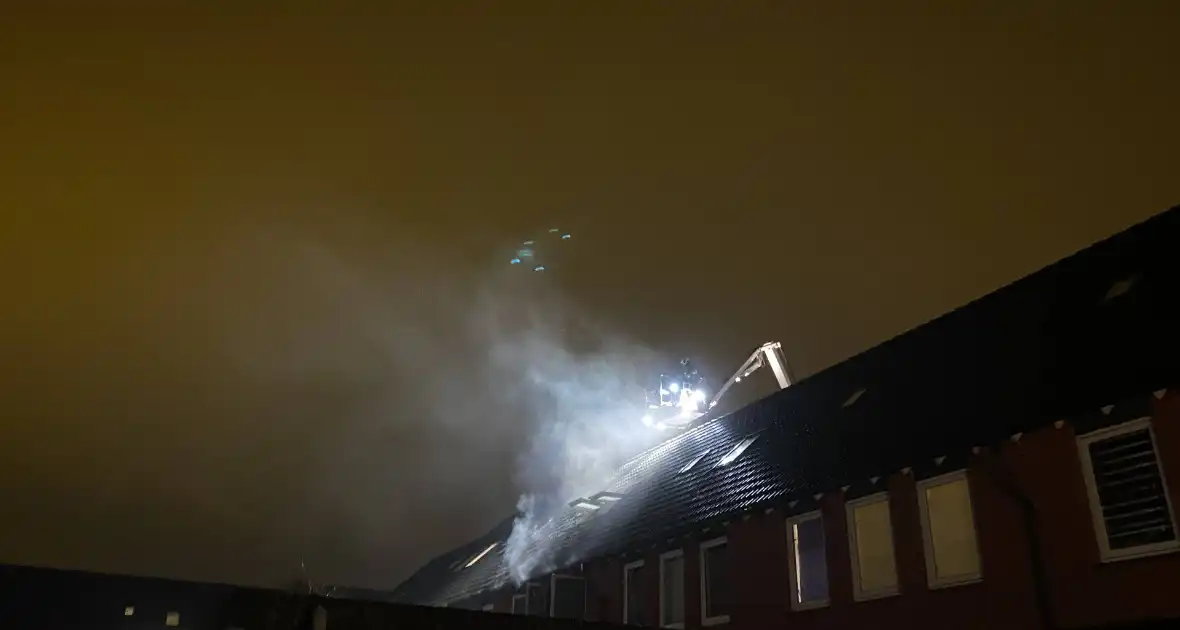 Veel rook na brand op eerste verdieping van woning - Foto 4