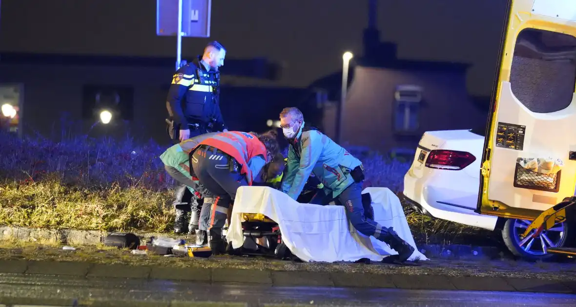 Bestuurder rijdt tegen verkeersbord op rotonde