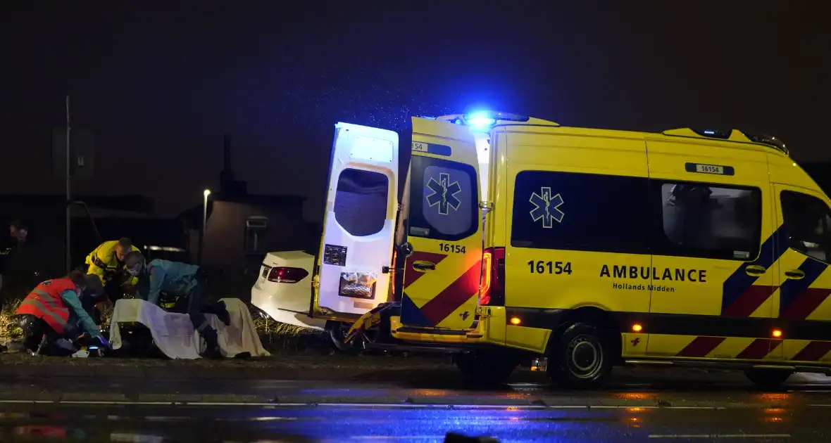 Bestuurder rijdt tegen verkeersbord op rotonde - Foto 1