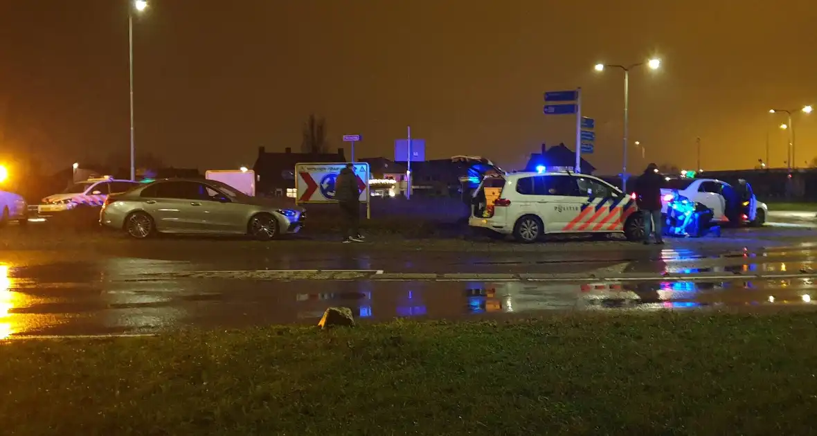 Bestuurder rijdt tegen verkeersbord op rotonde - Foto 2