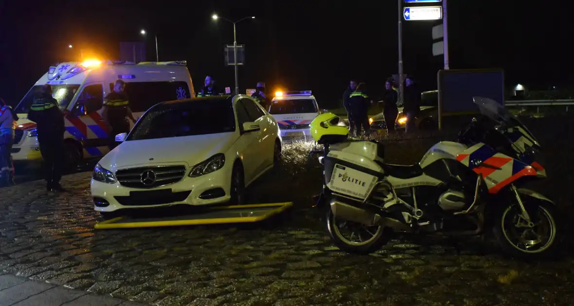 Bestuurder rijdt tegen verkeersbord op rotonde - Foto 3