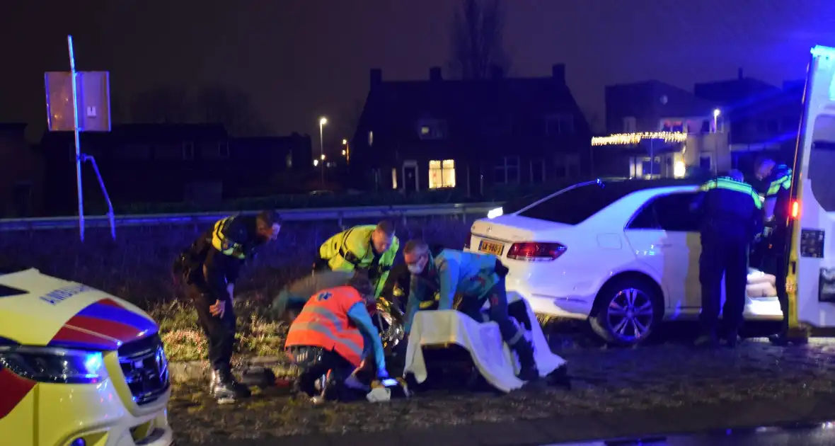 Bestuurder rijdt tegen verkeersbord op rotonde - Foto 4