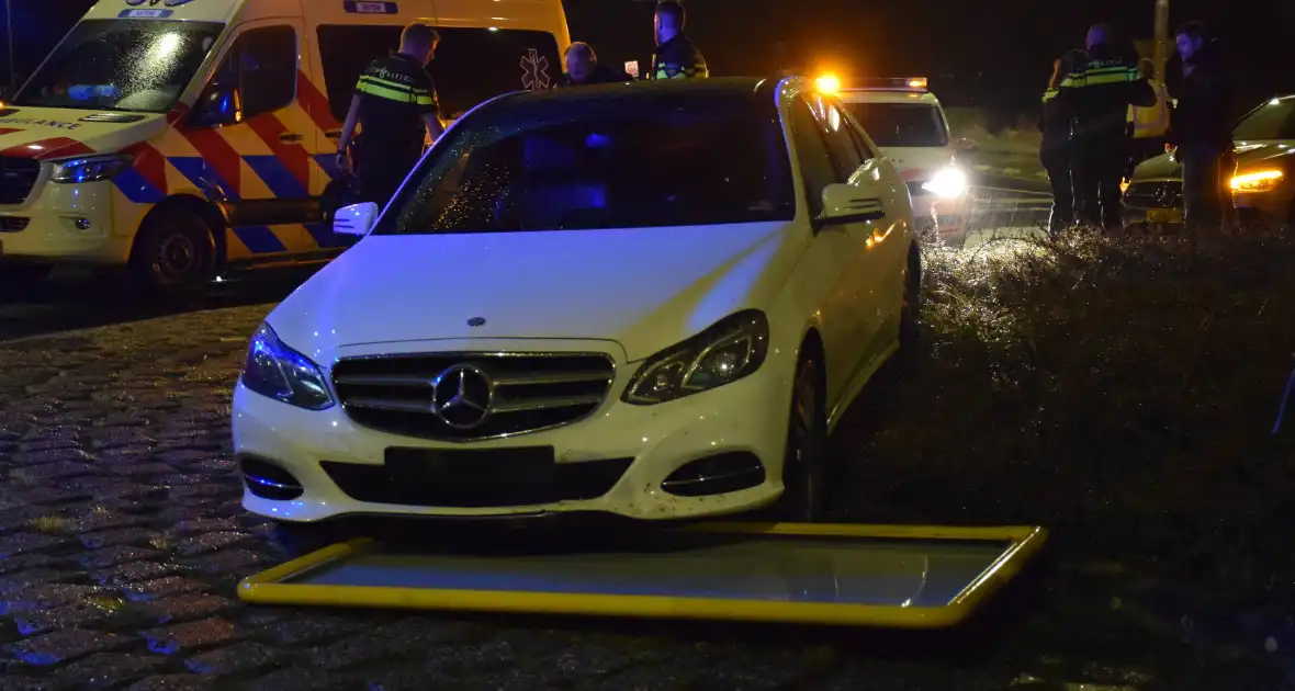 Bestuurder rijdt tegen verkeersbord op rotonde - Foto 5