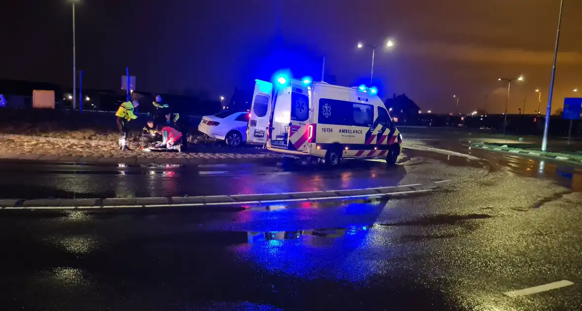 Bestuurder rijdt tegen verkeersbord op rotonde - Foto 7