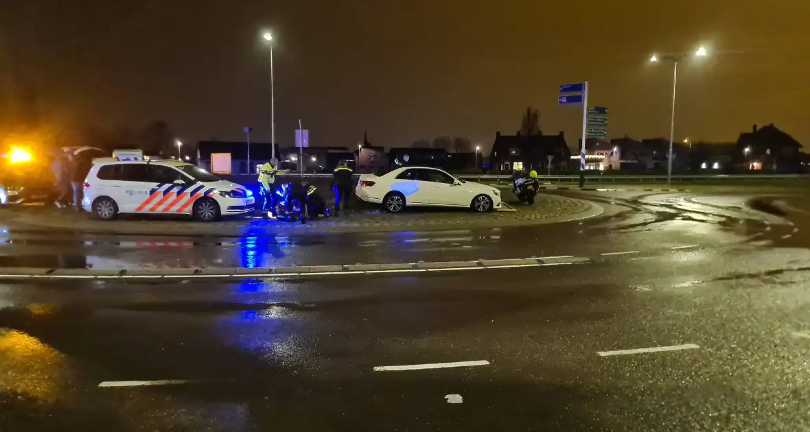 Bestuurder rijdt tegen verkeersbord op rotonde - Foto 8