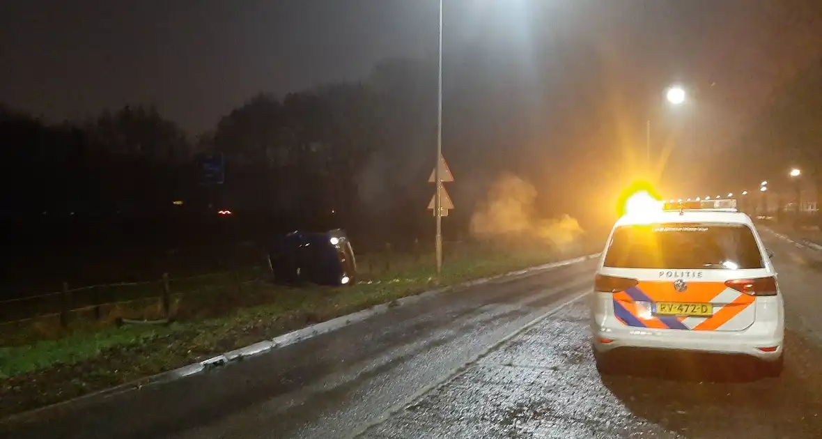 Auto op z'n zijkant naast de weg - Foto 2