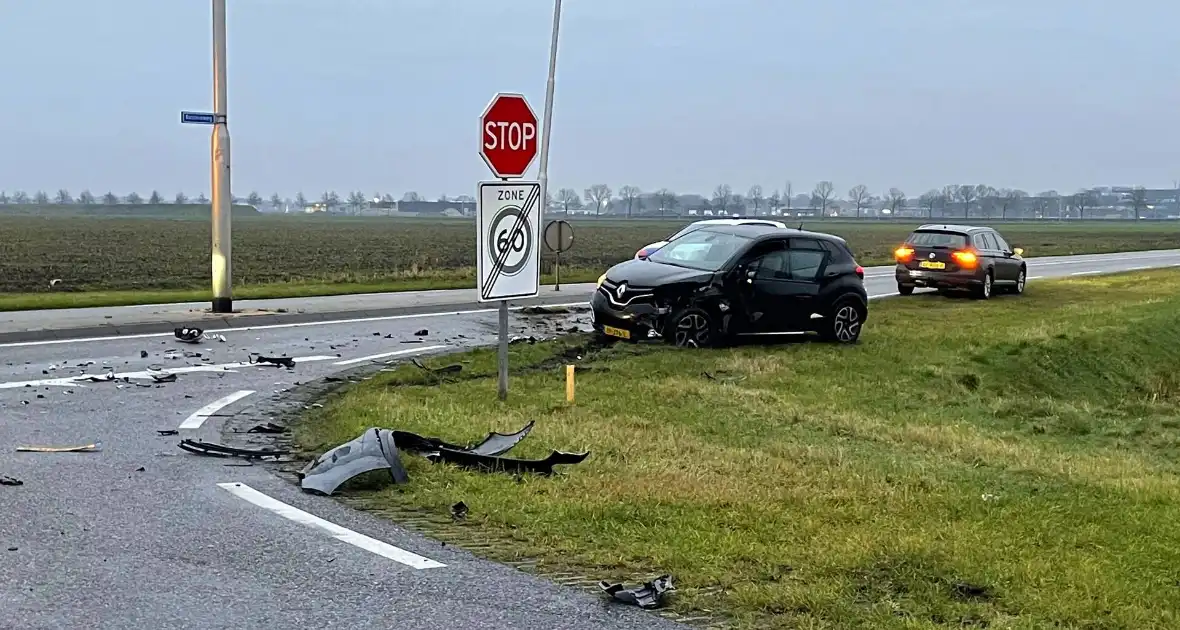 Twee auto's betrokken bij botsing op kruispunt