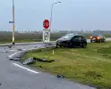 Twee auto's betrokken bij botsing op kruispunt