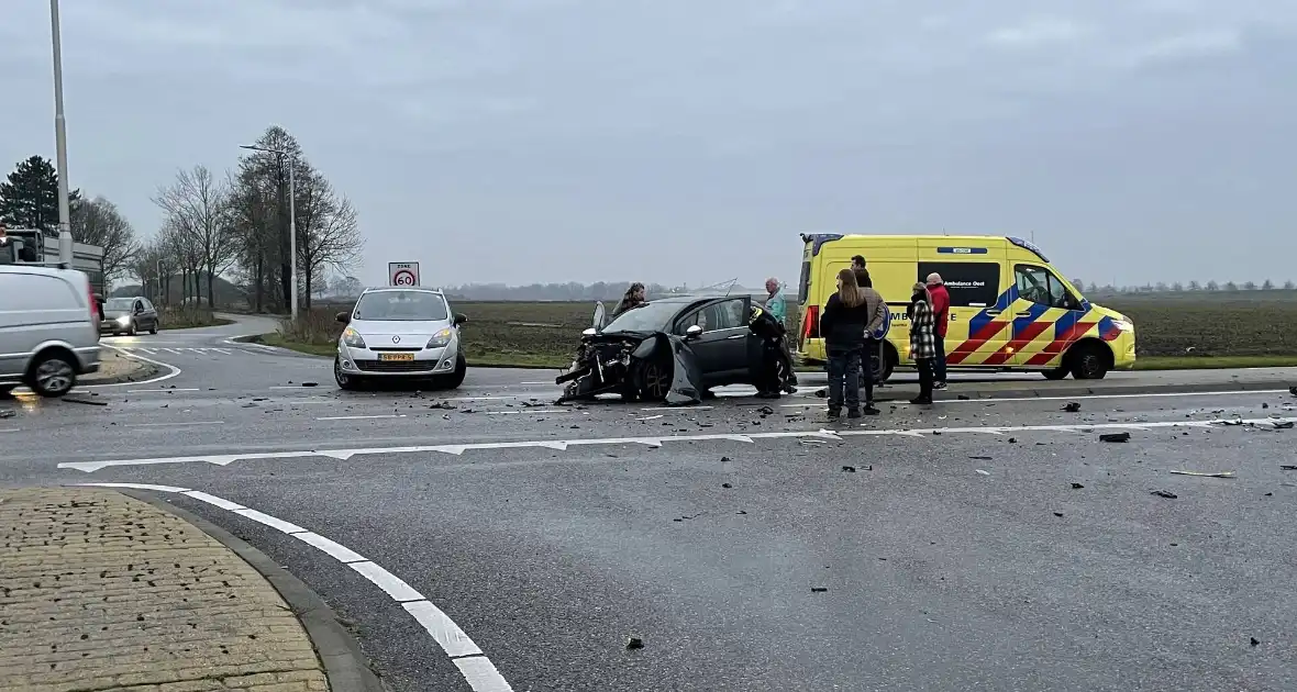 Twee auto's betrokken bij botsing op kruispunt - Foto 1