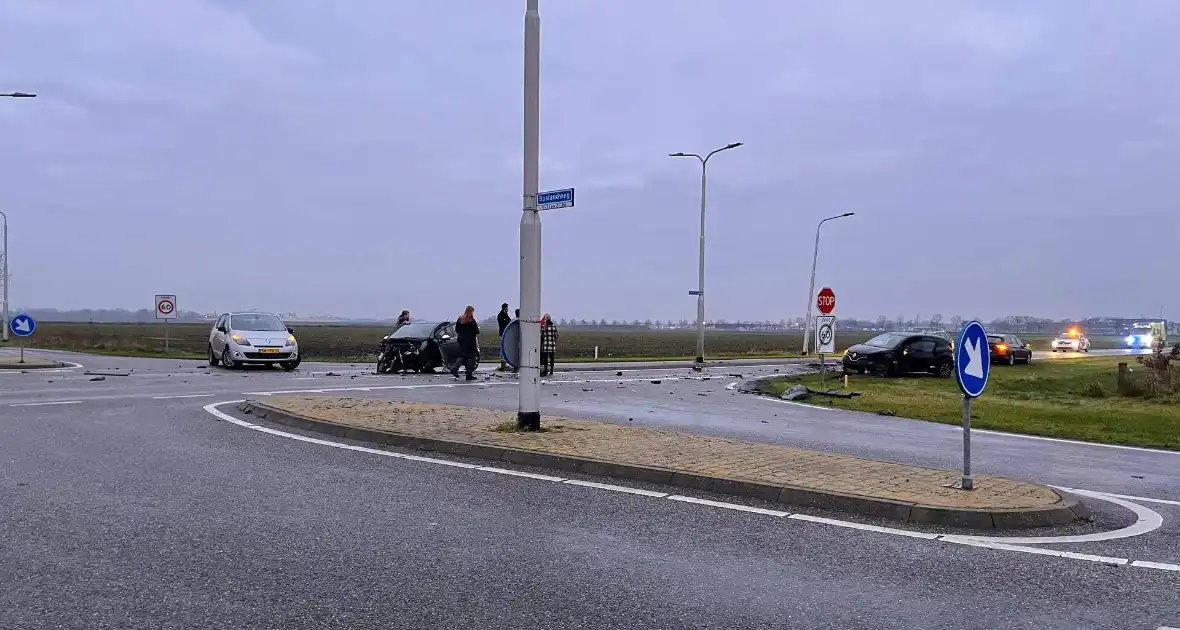 Twee auto's betrokken bij botsing op kruispunt - Foto 2