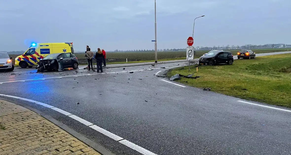 Twee auto's betrokken bij botsing op kruispunt - Foto 3