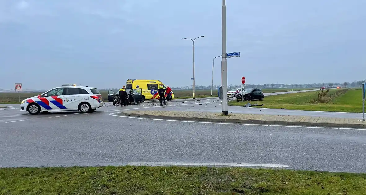 Twee auto's betrokken bij botsing op kruispunt - Foto 4