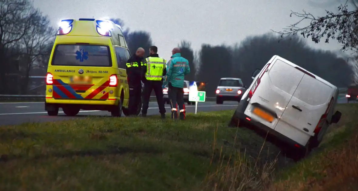 Auto in sloot belandt naast snelweg