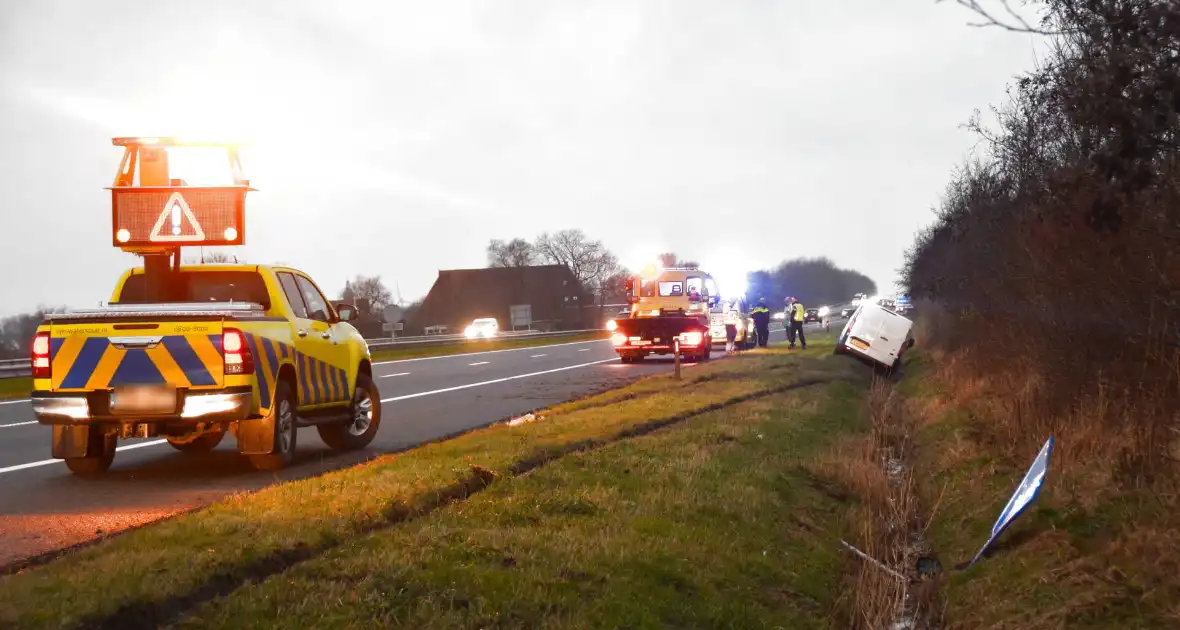 Auto in sloot belandt naast snelweg - Foto 4