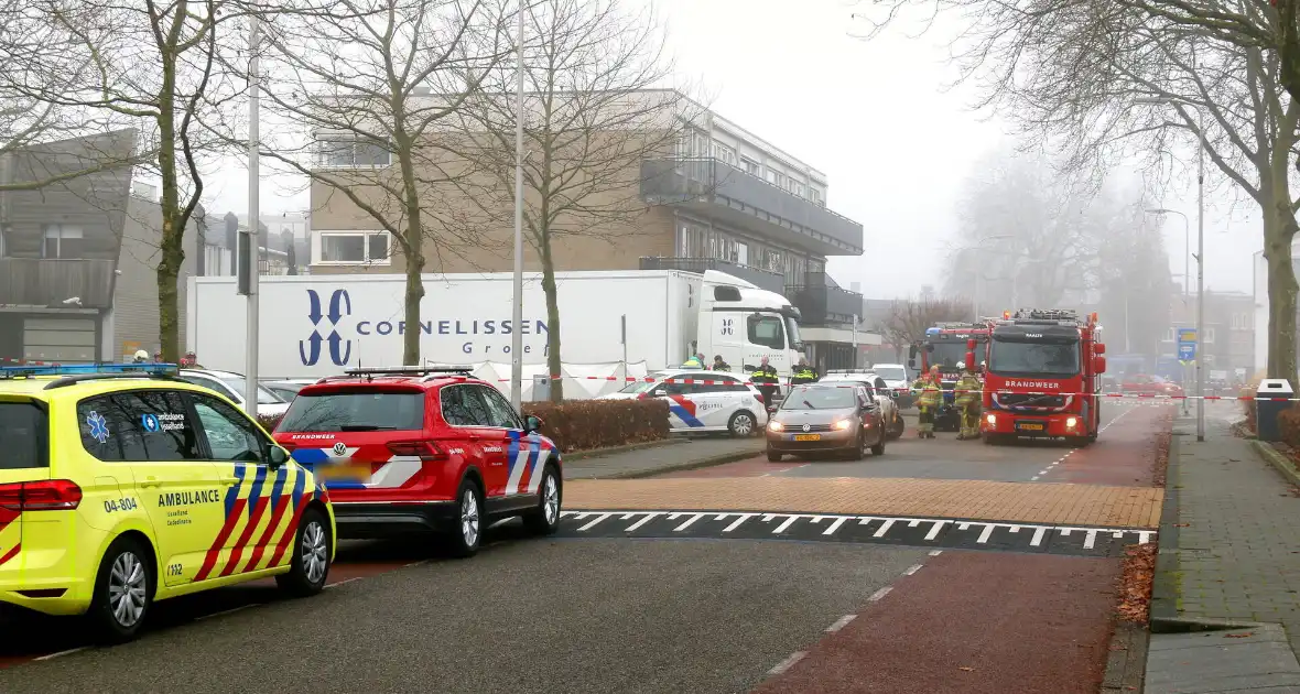 Persoon komt onder vrachtwagen en overlijdt