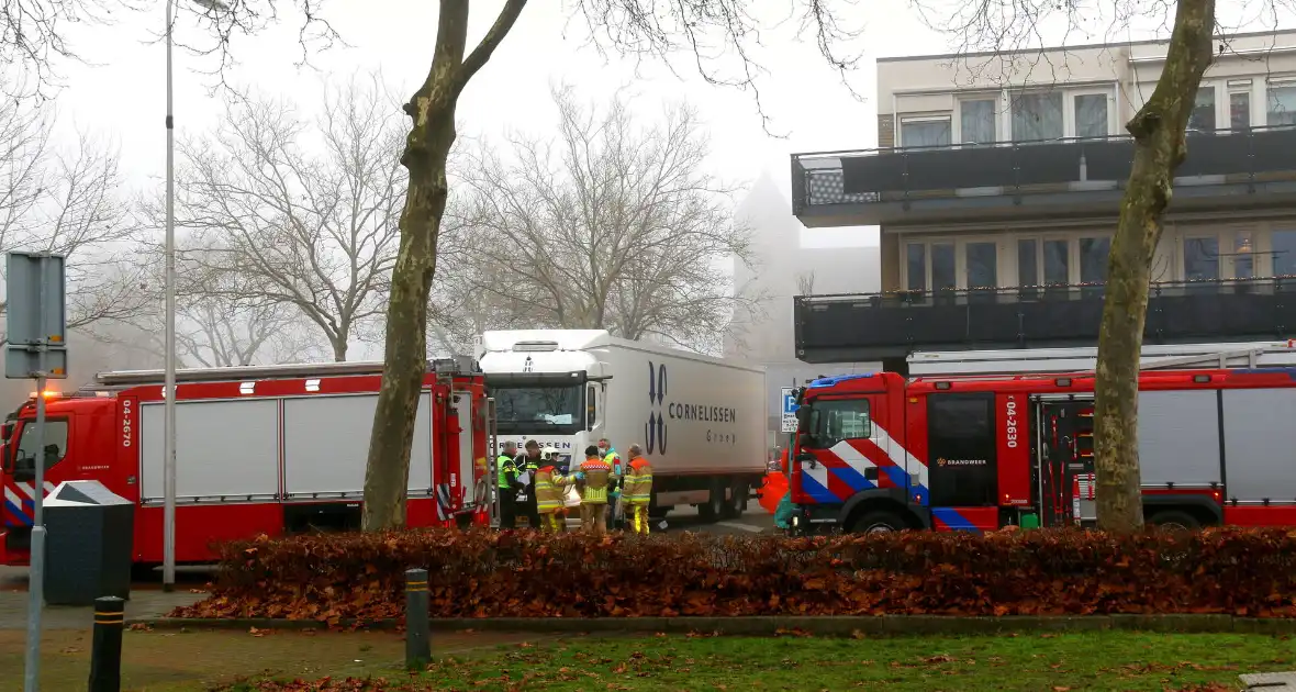 Persoon komt onder vrachtwagen en overlijdt - Foto 2