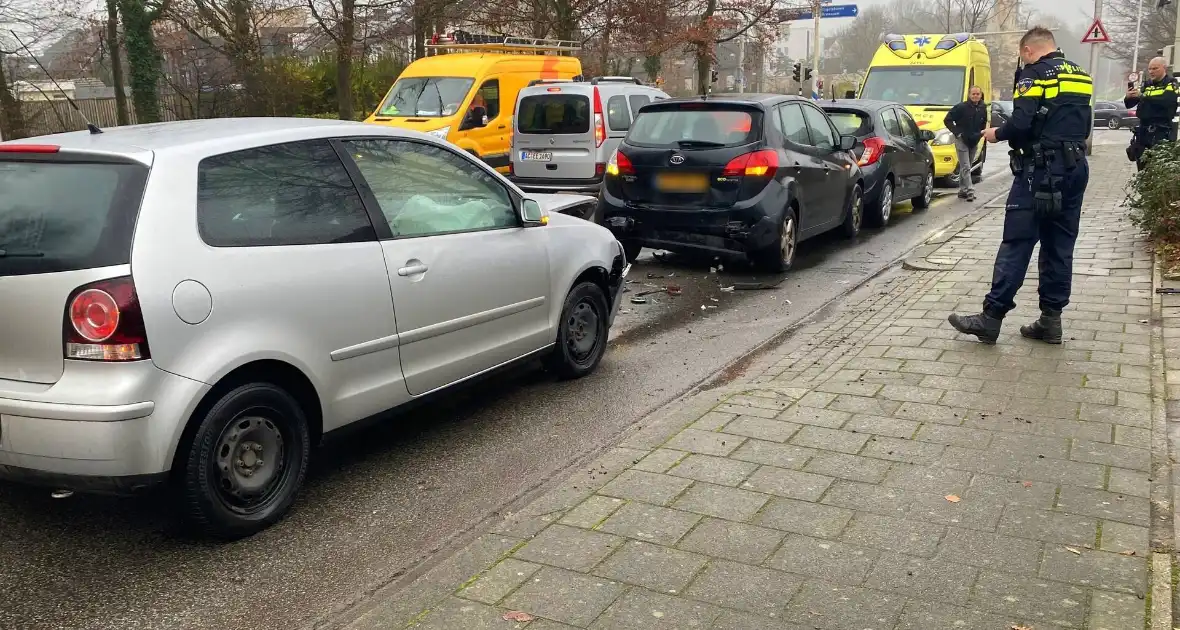 Schade bij kop-staartbotsing voor stoplicht