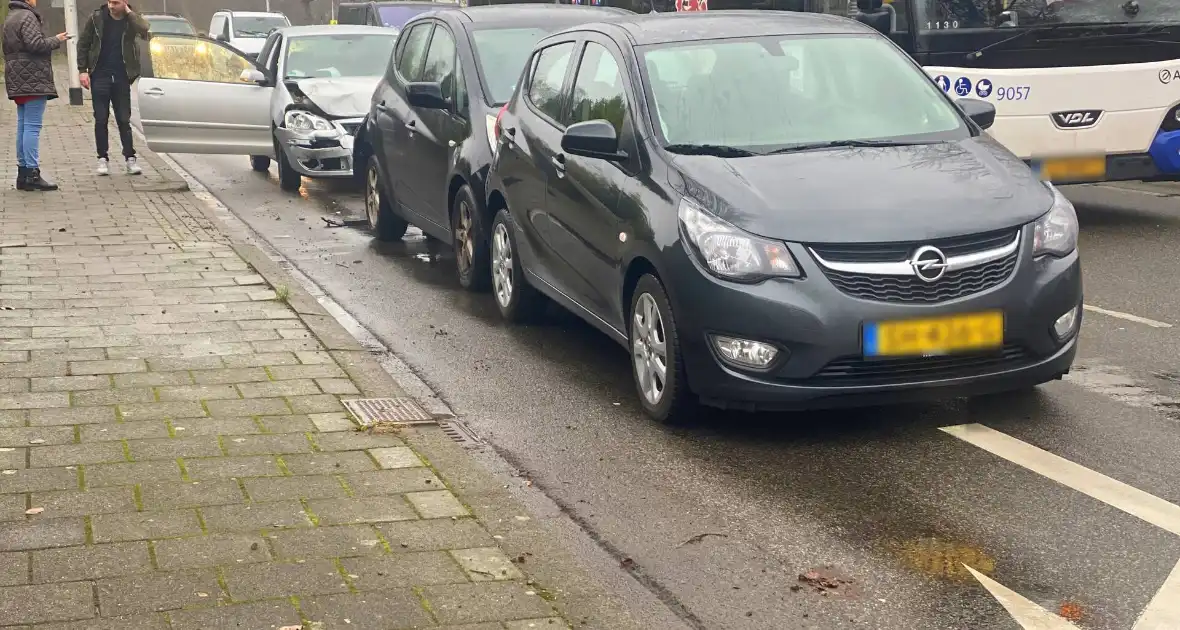 Schade bij kop-staartbotsing voor stoplicht - Foto 1