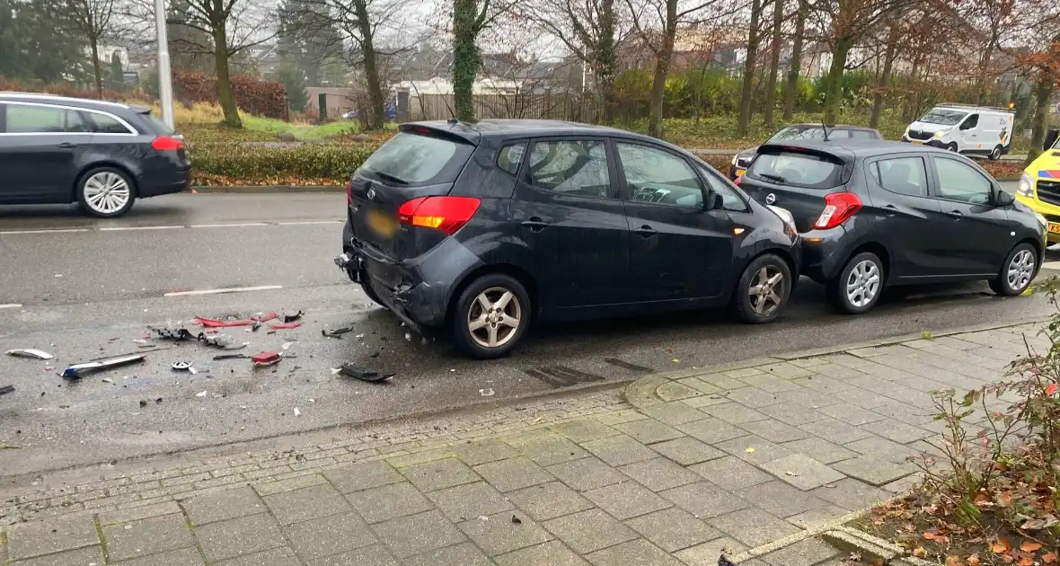 Schade bij kop-staartbotsing voor stoplicht - Foto 2