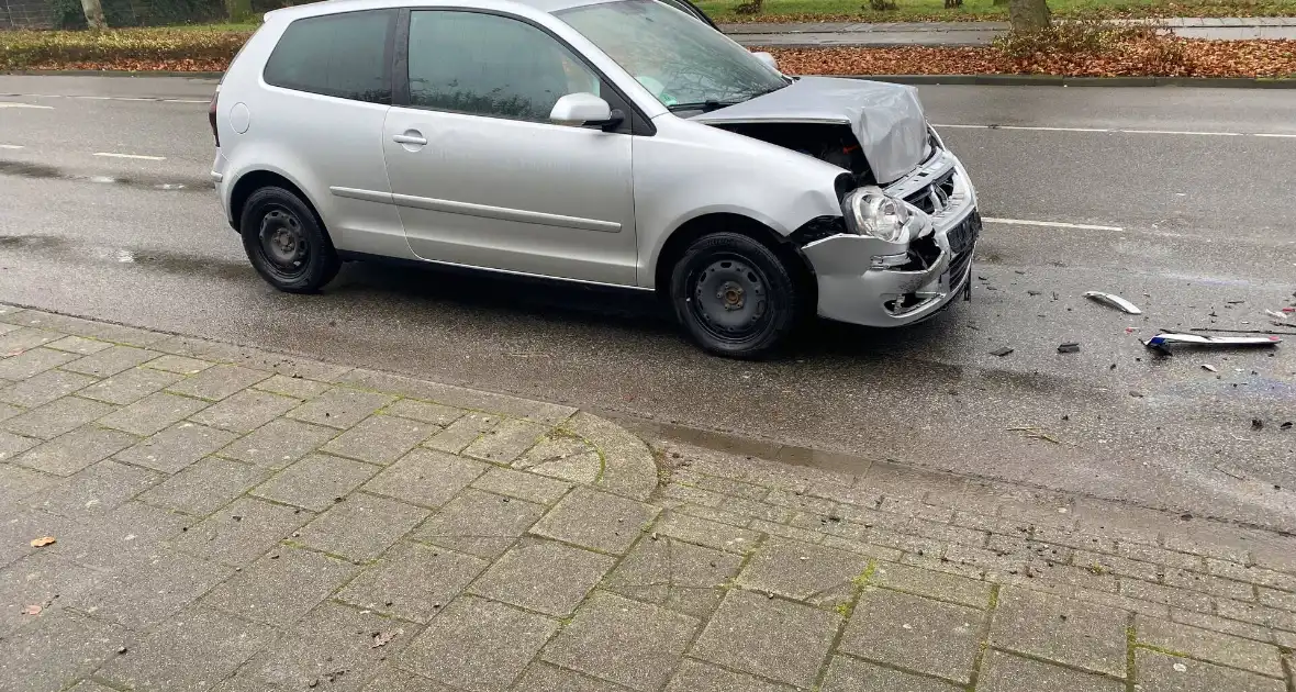 Schade bij kop-staartbotsing voor stoplicht - Foto 3