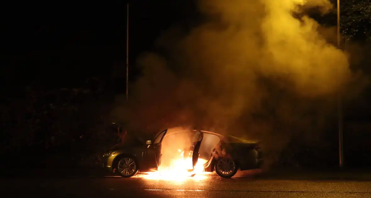 Auto gaat in vlammen op - Foto 1