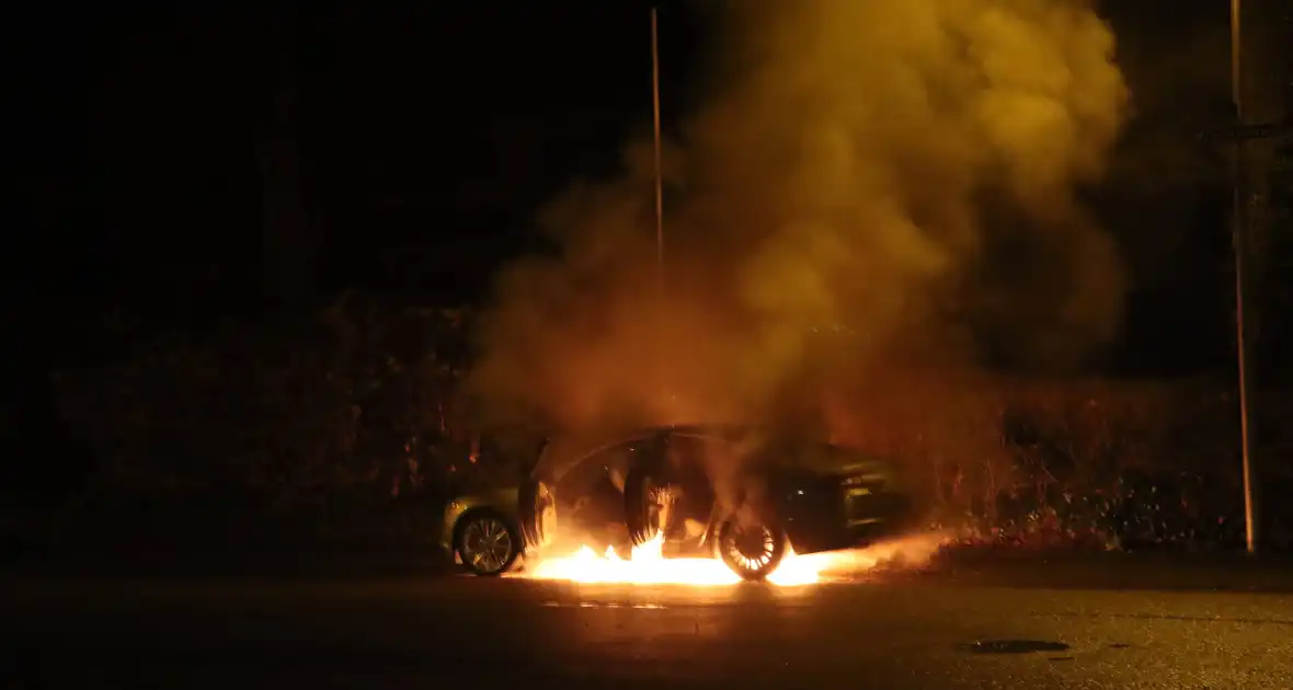 Auto gaat in vlammen op - Foto 2