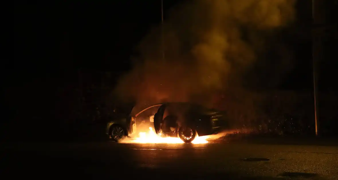 Auto gaat in vlammen op - Foto 3
