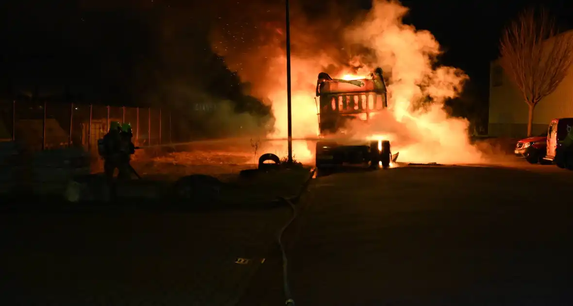 Vrachtwagens verwoest door brand - Foto 1