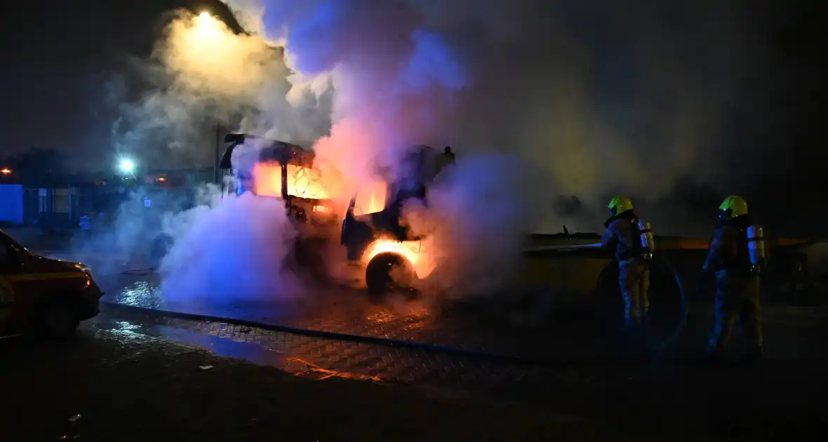 Vrachtwagens verwoest door brand - Foto 10
