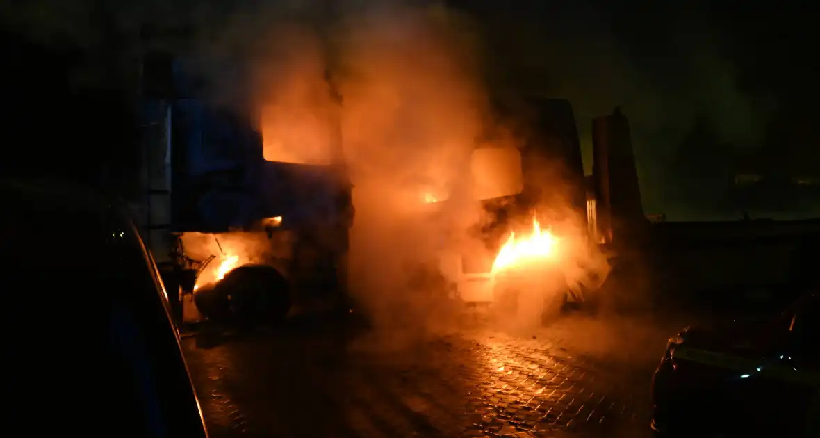 Vrachtwagens verwoest door brand - Foto 11