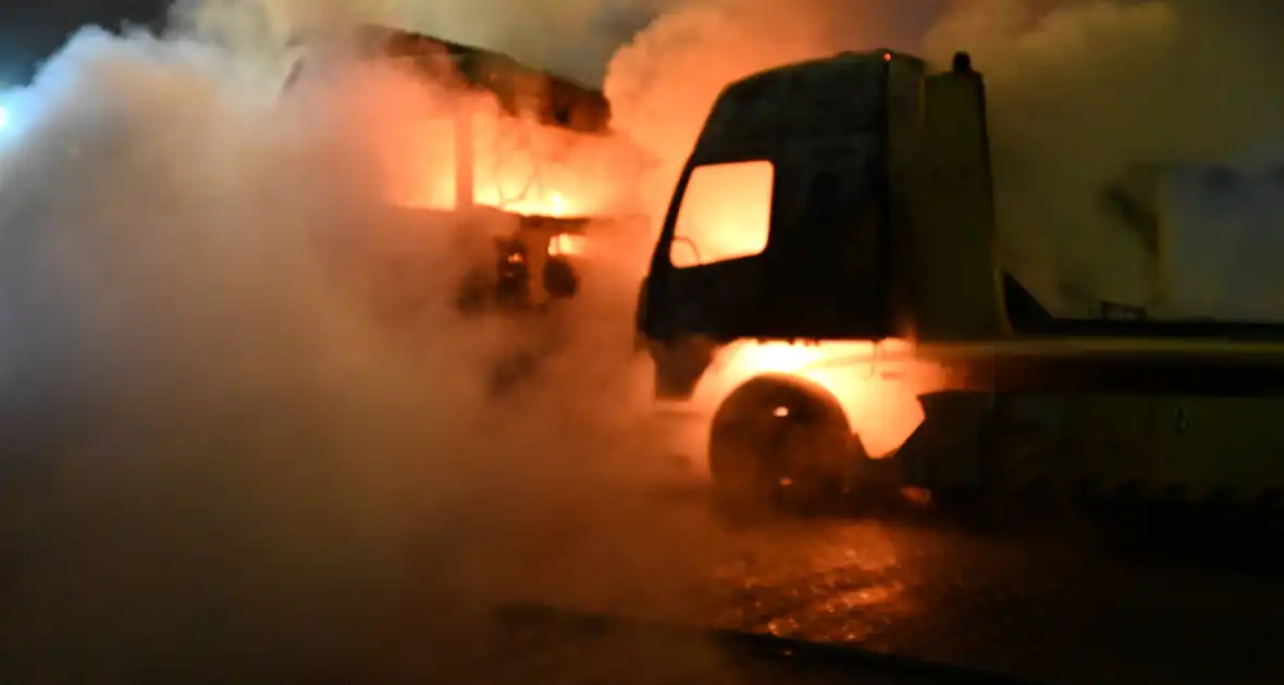 Vrachtwagens verwoest door brand - Foto 12