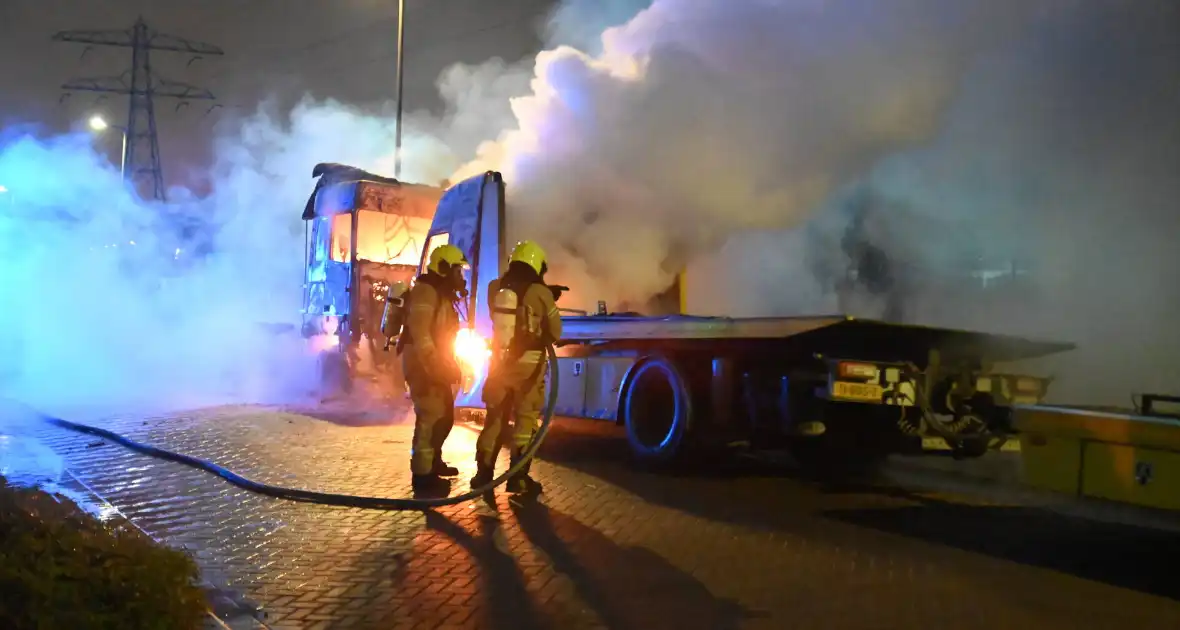 Vrachtwagens verwoest door brand - Foto 13