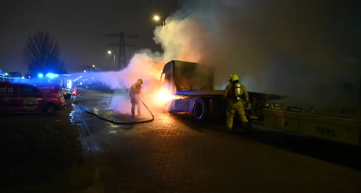 Vrachtwagens verwoest door brand - Foto 15