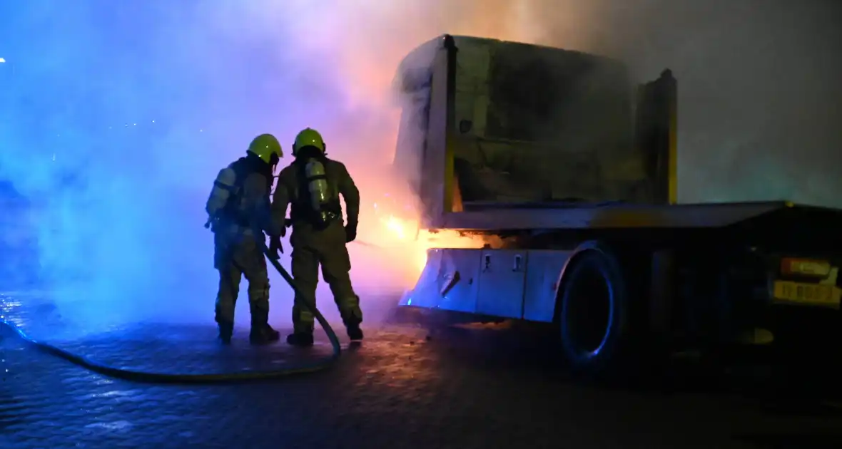 Vrachtwagens verwoest door brand - Foto 16