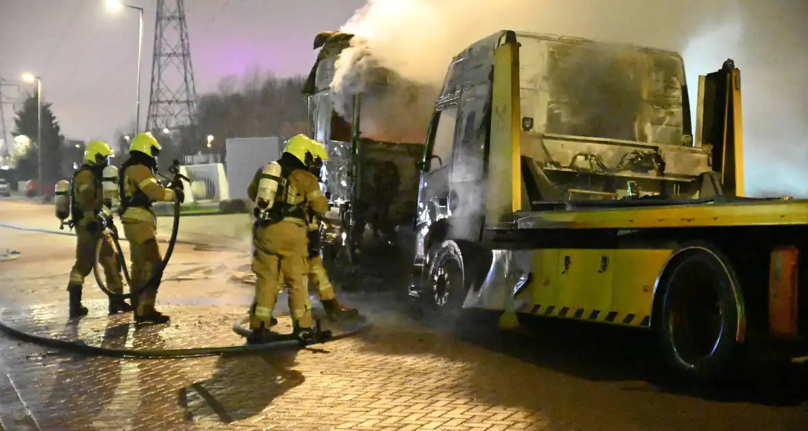 Vrachtwagens verwoest door brand - Foto 17