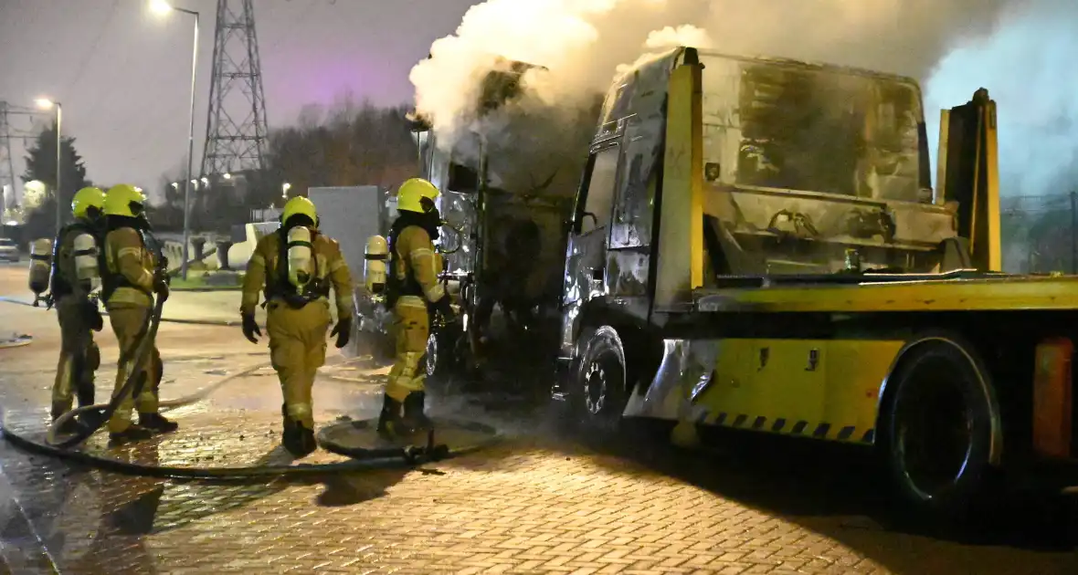 Vrachtwagens verwoest door brand - Foto 18
