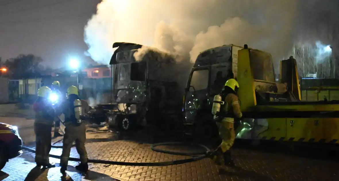 Vrachtwagens verwoest door brand - Foto 19