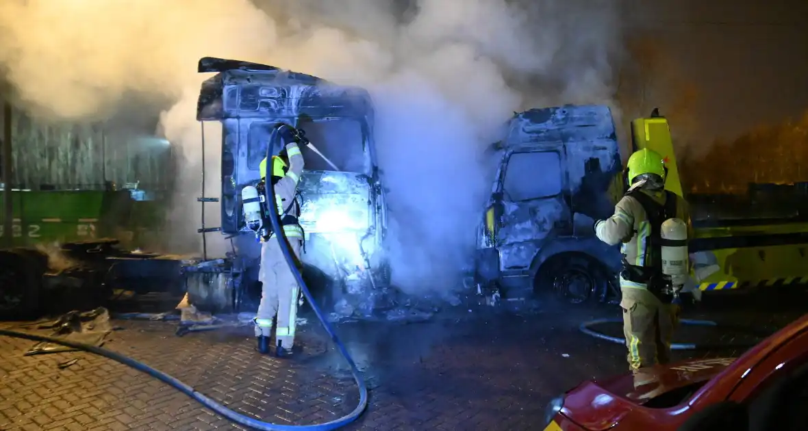Vrachtwagens verwoest door brand - Foto 21