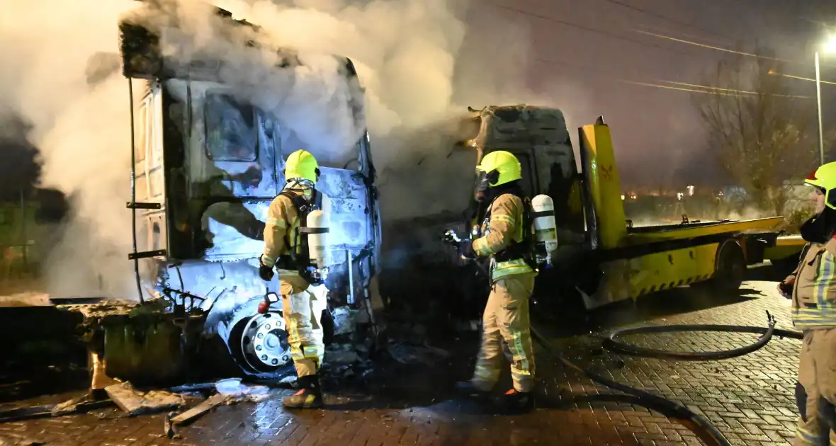 Vrachtwagens verwoest door brand - Foto 22